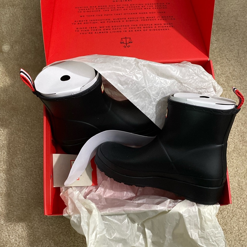 NWOT Black Hunter Play Boots Short - 9